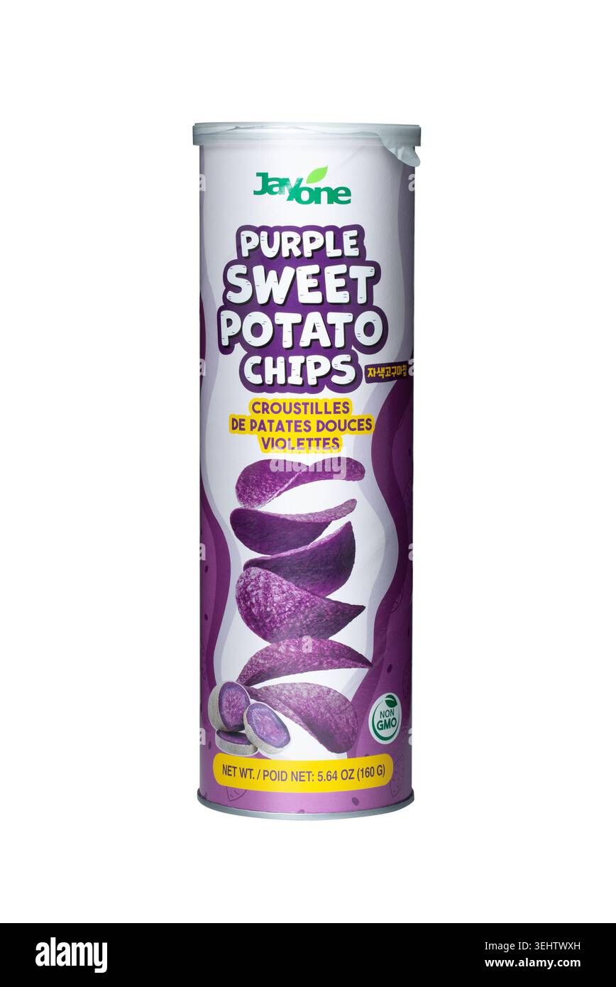 Chisinau, Moldavia - 25 maggio 2026: Patatine dolci Jayone viola in un contenitore per snack con etichetta non OGM su sfondo bianco Foto Stock