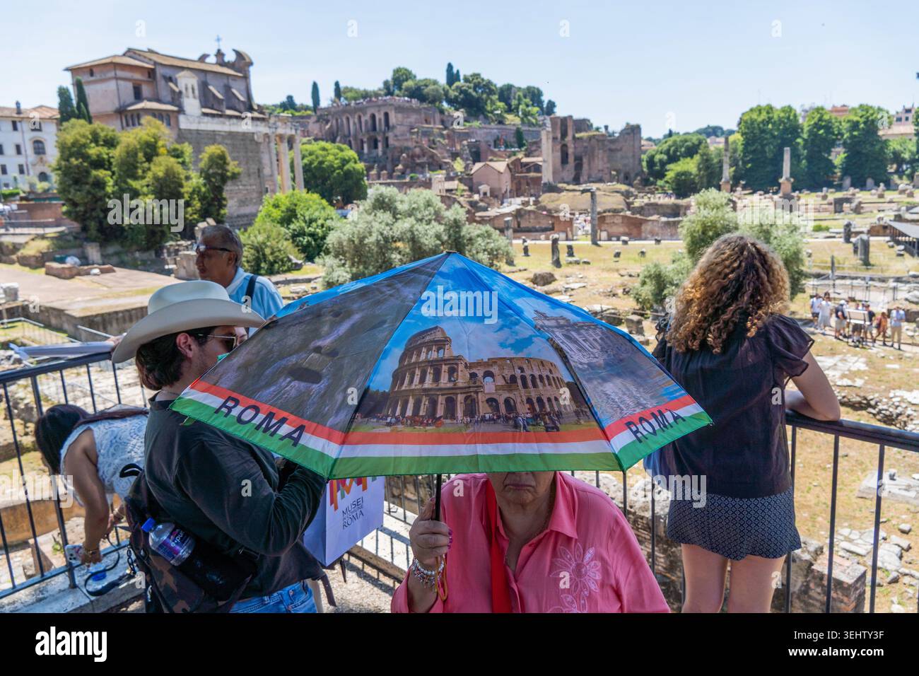 Roma, Roma, Italia. 25 maggio 2026. Una donna si protegge dal sole con un ombrello durante un'ondata di calore che colpisce l'Europa, a Roma, Italia. (Immagine di credito: © Matias Basualdo/ZUMA Press Wire) SOLO PER USO EDITORIALE! Non per USO commerciale! Foto Stock