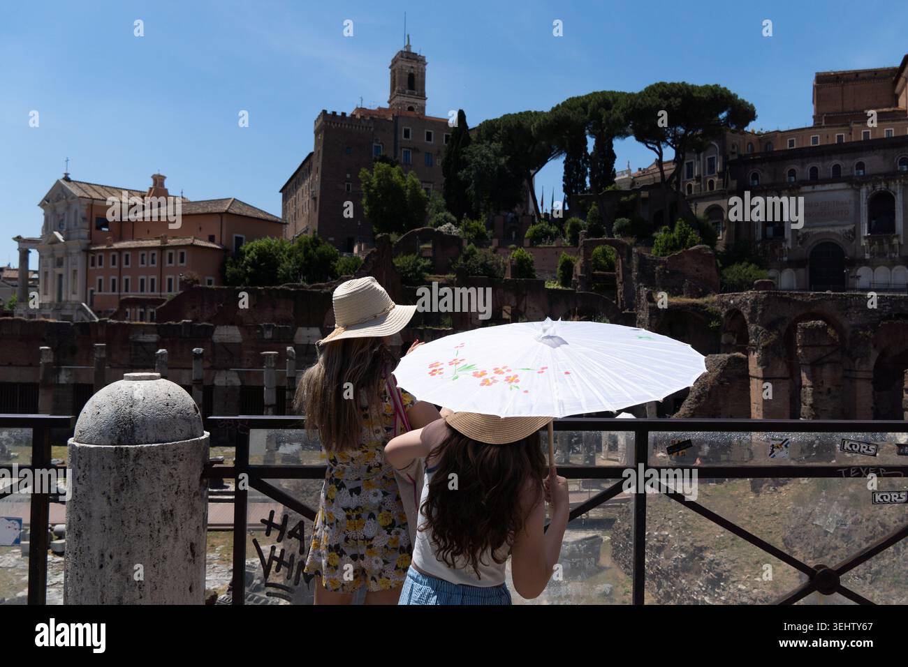 Roma, Roma, Italia. 25 maggio 2026. Le persone si proteggono dal sole con gli ombrelli durante un'ondata di calore che colpisce l'Europa, a Roma, Italia. (Immagine di credito: © Matias Basualdo/ZUMA Press Wire) SOLO PER USO EDITORIALE! Non per USO commerciale! Foto Stock