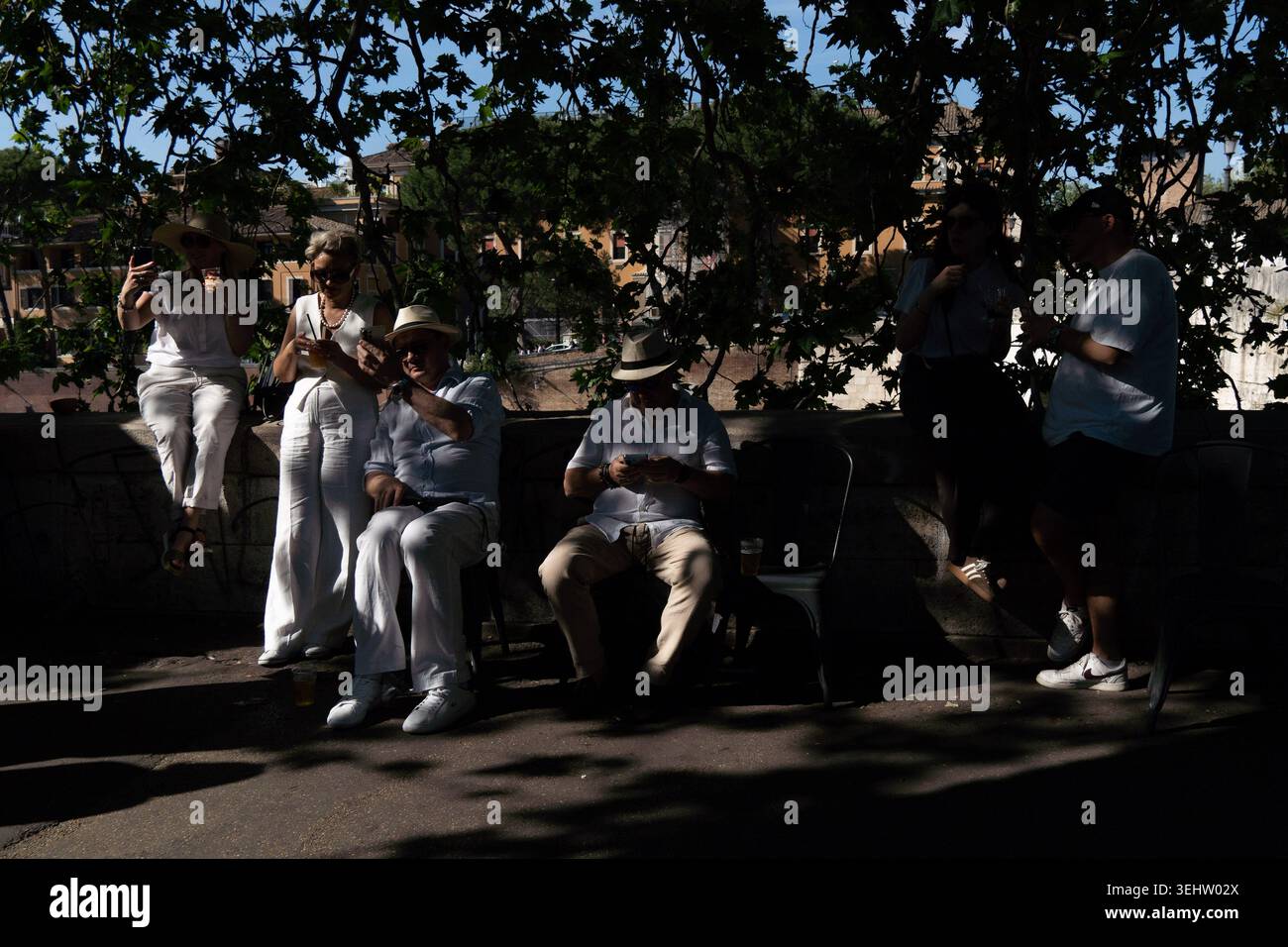 Roma, Roma, Italia. 24 maggio 2026. Le persone trascorrono il pomeriggio all'ombra durante un'ondata di caldo a Roma, in Italia. (Immagine di credito: © Matias Basualdo/ZUMA Press Wire) SOLO PER USO EDITORIALE! Non per USO commerciale! Foto Stock