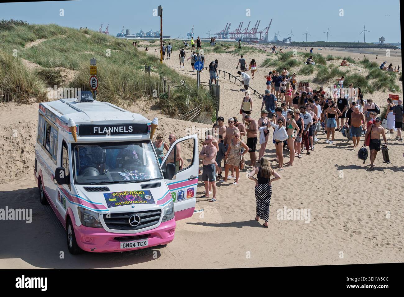 Una lunga coda per gelati in una giornata di estate a Crosby Beach a Merseyside, vicino al fiume Mersey. Foto Stock