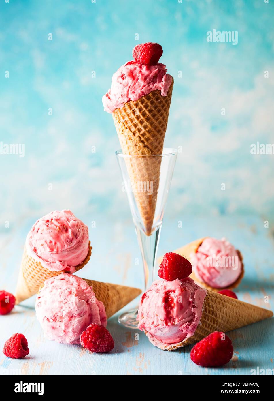 Gelato al lampone in cialda di wafer su fondo blu Foto Stock