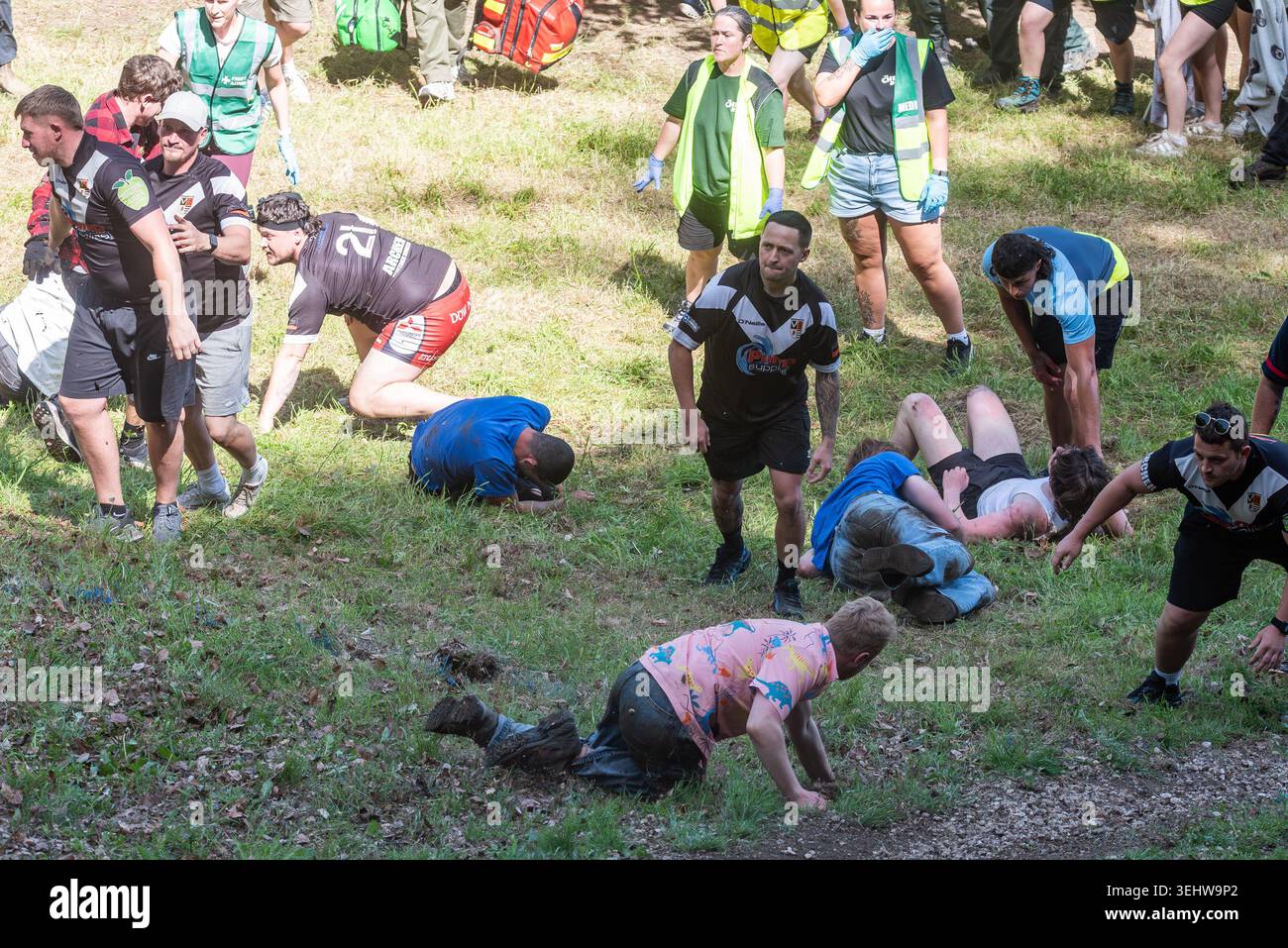 Cooper's Hill Cheese Rolling 2026. Tradizione secolare nel Gloucestershire, Regno Unito. Giocatori di rugby usati per fermare i corridori in fondo, con feriti Foto Stock