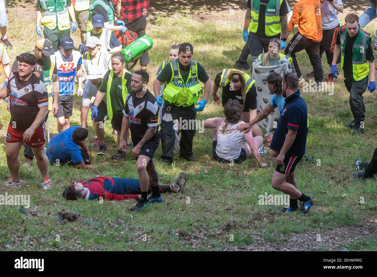 Cooper's Hill Cheese Rolling 2026. Tradizione secolare nel Gloucestershire, Regno Unito. Giocatori di rugby usati per fermare i corridori in fondo, con feriti Foto Stock
