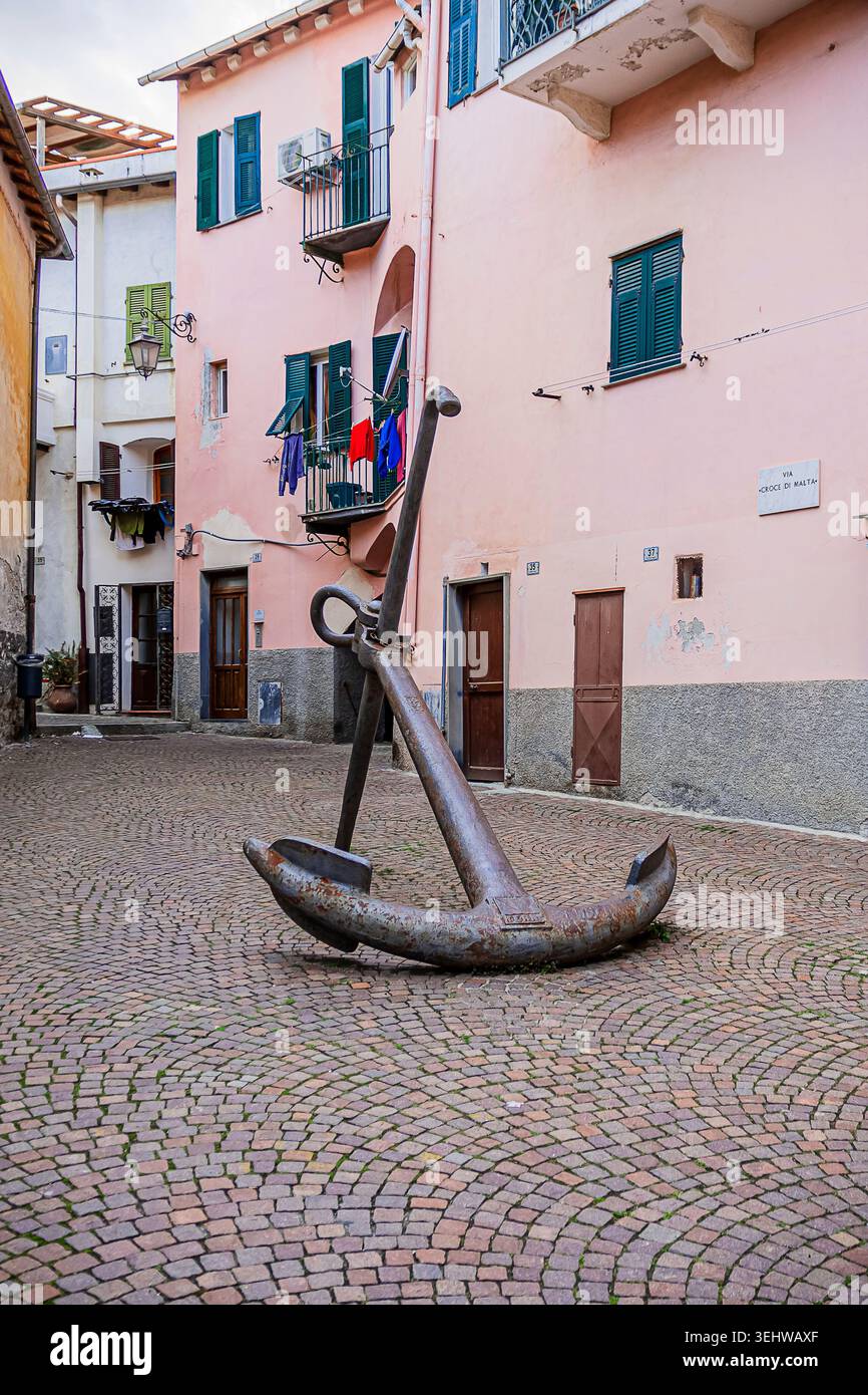 Un'ancora in mostra in un quadrato a Imperia Foto Stock