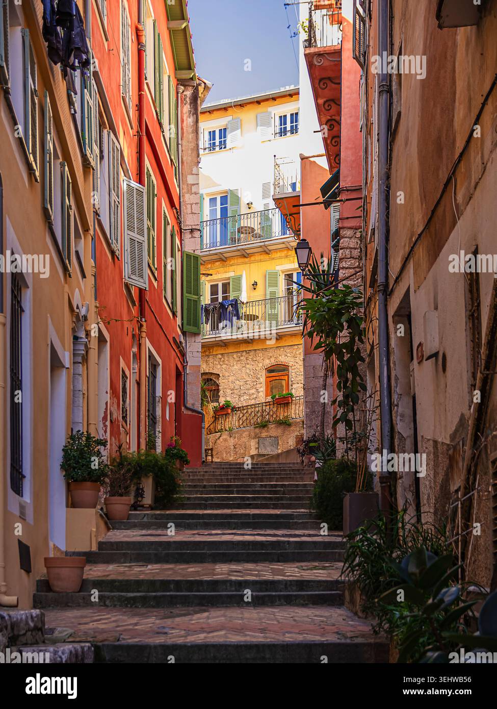 Vicoli incantevoli del villaggio di pescatori di Villefranche-sur-Mer Foto Stock
