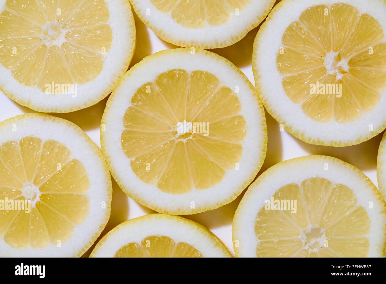 Primo piano di limoni a fette su sfondo bianco Foto Stock