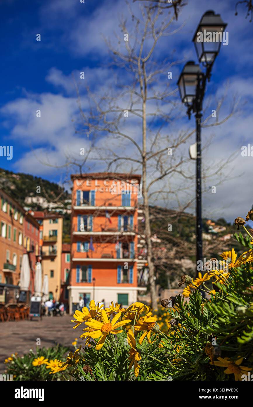 La piazza di Villefranche sur mer con bar e hotel a pochi passi dal mare Foto Stock