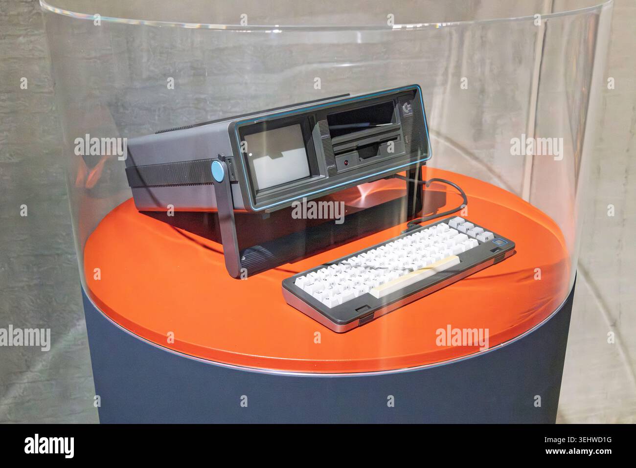 Rotterdam, Paesi Bassi - 16 maggio 2026. Un classico computer portatile Commodore SX-64 d'epoca con tastiera sul display all'interno di un cas trasparente protettivo Foto Stock