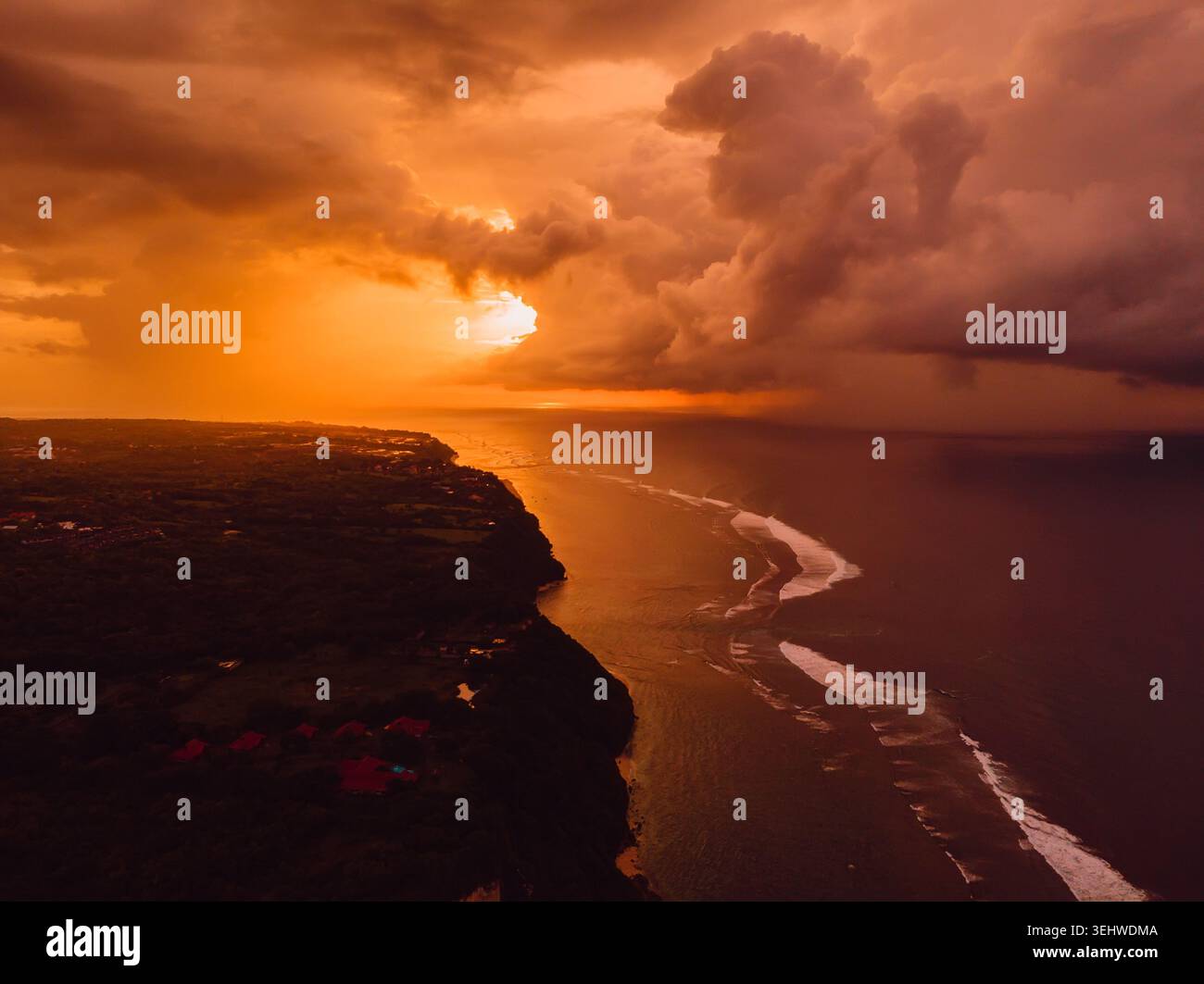Vista aerea al tramonto delle scogliere tropicali e della costa con nuvole di tempesta scintillanti Foto Stock