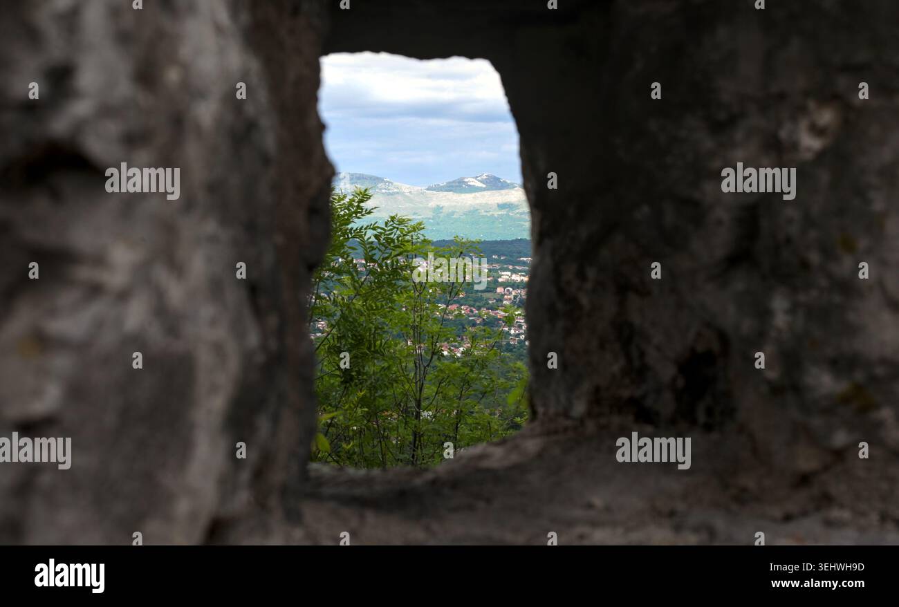 Una vista dall'interno delle antiche mura di pietra grezza di una fortificazione nella storica cittadina collinare di Kastav. Foto Stock