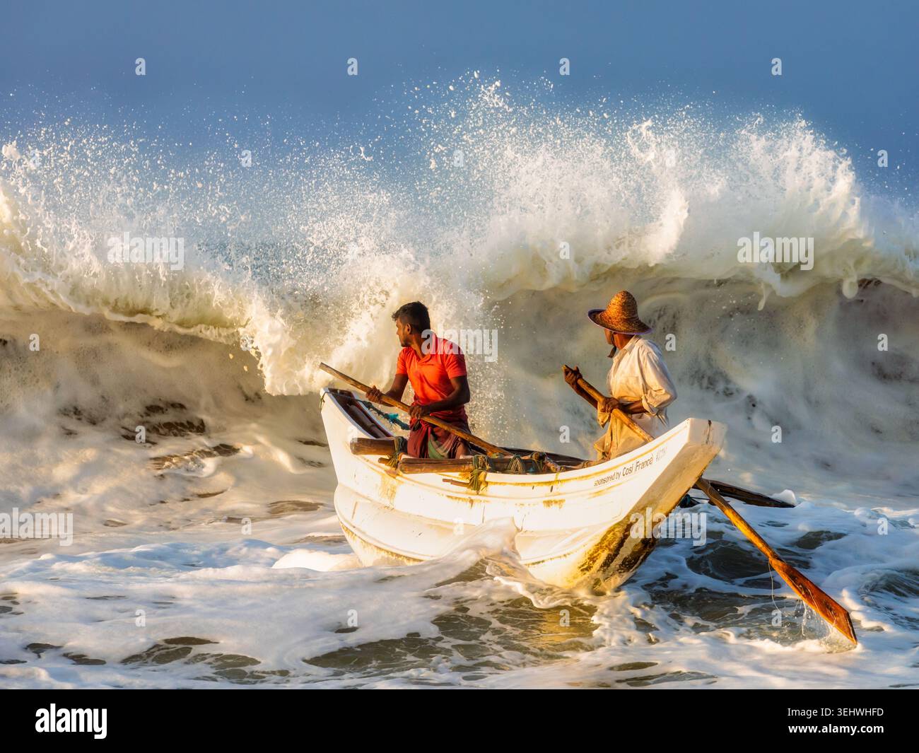 Pescatori dello Sri Lanka Breaking Waves a Kahandamodara Beach, Sri Lanka Foto Stock
