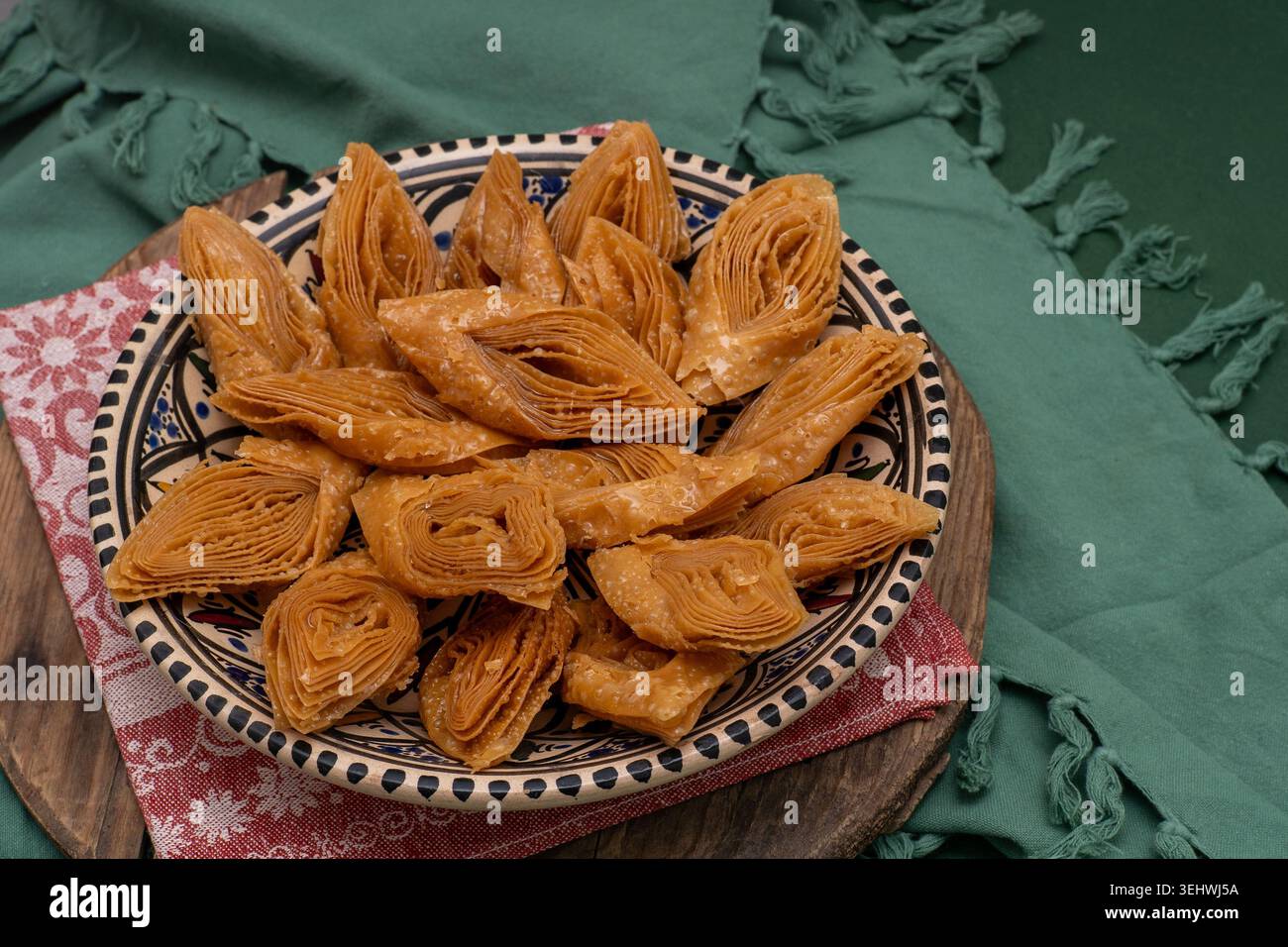 Baklava Tatar pasticceria tradizionale in ciotola. Il diamante dolce forma il cibo. Dolce dolce Foto Stock