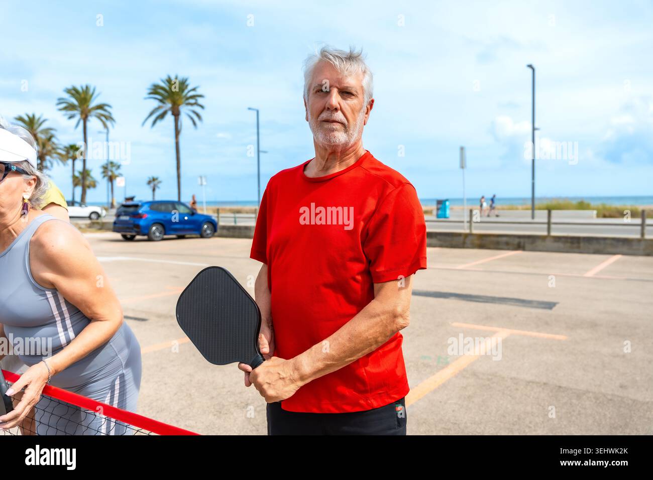 Persone anziane che giocano a picnic all'aperto vicino alla spiaggia Foto Stock