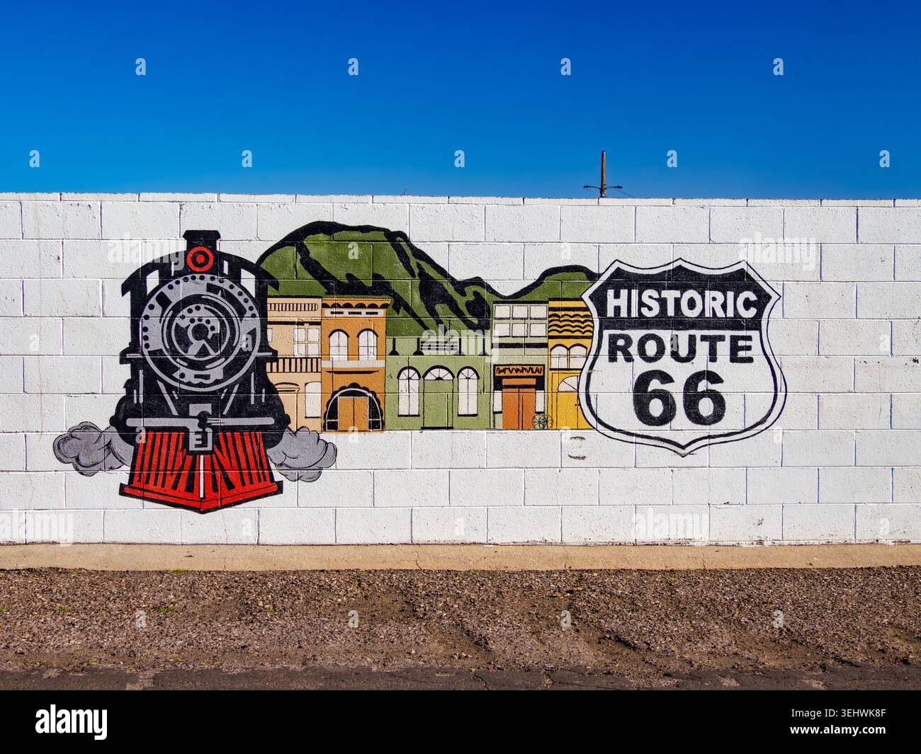 Williams, AZ - 12 maggio 2026: Grafica su un muro vicino al deposito dei treni su Main Street a Williams, Arizona Foto Stock