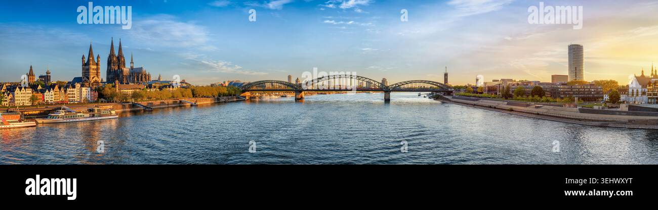 Vista panoramica dello skyline di Colonia, Germania, che si estende dalla città vecchia e dalla cattedrale sul fiume Reno a est durante un dorato su Foto Stock