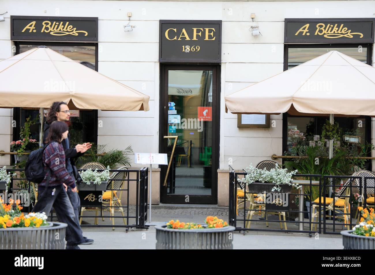 Vista esterna del leggendario e storico caffè polacco e pasticceria A. Blikle, fondato originariamente a Varsavia nel 1869 in via Nowy Świat. Varsavia, Polonia Foto Stock
