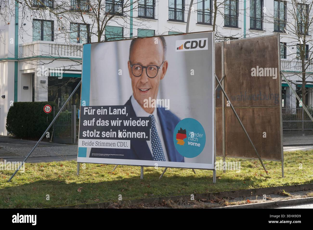 Berlino, Germania - 24 gennaio 2025: Grande cartellone elettorale CDU con Friedrich Merz per la campagna elettorale federale tedesca del 2025. Foto Stock