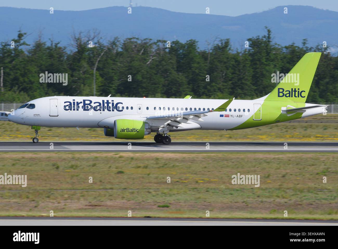 AirBaltic Airbus A220-300 in arrivo all'aeroporto di Francoforte Foto Stock