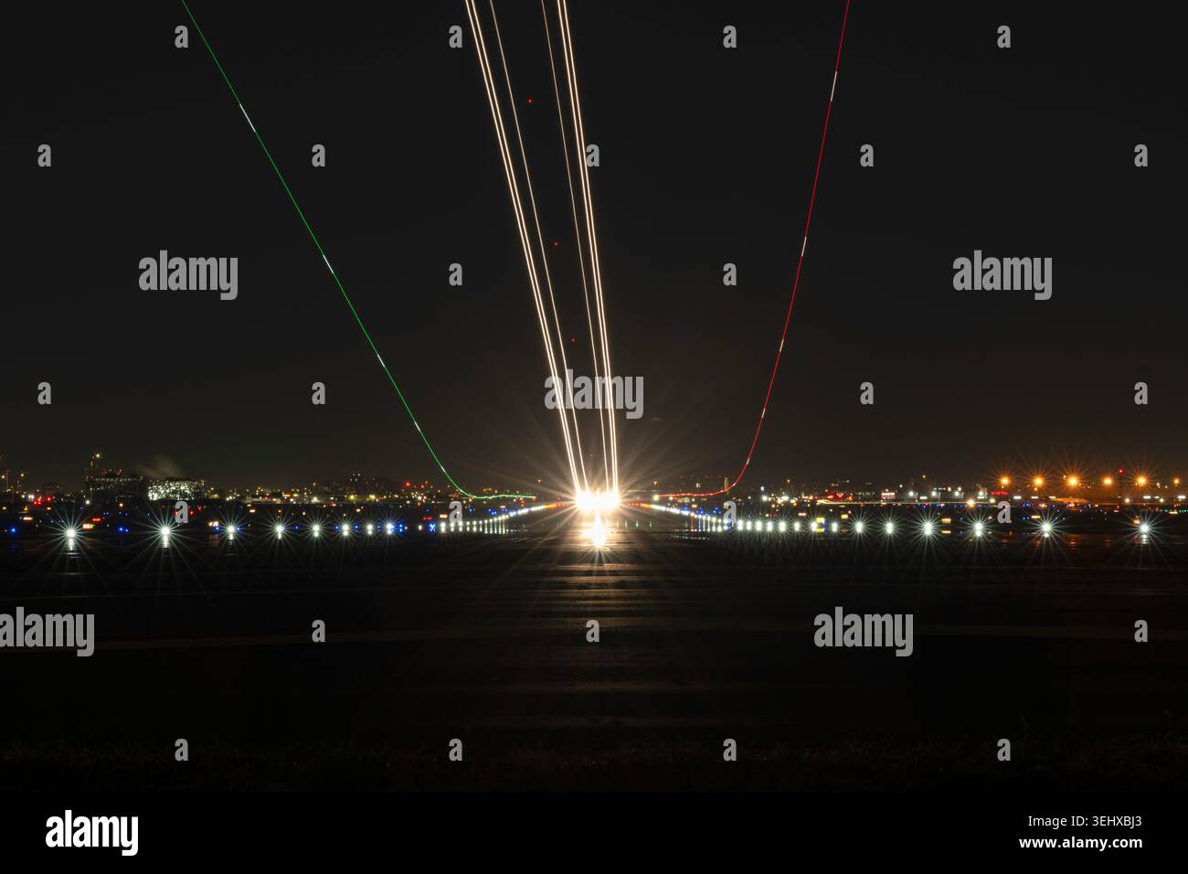TORONTO, CANADA: Foto notturna a lunga esposizione che mostra le tracce luminose di un aereo che decolla da una pista all'aeroporto Pearson di Toronto (YYZ). Foto Stock