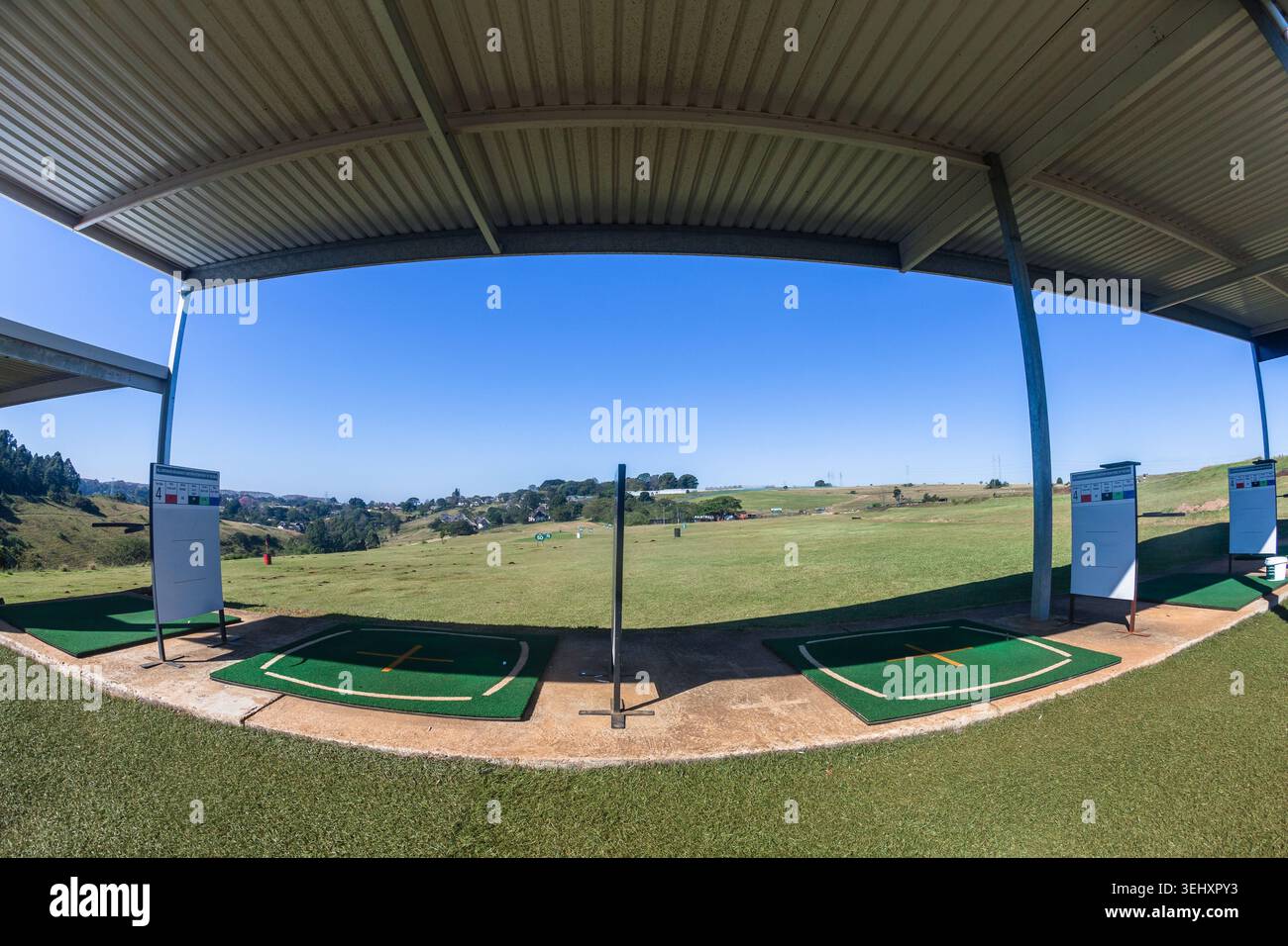 Campo pratica da golf all'aperto tappeti coperti paesaggio di campagna. Foto Stock