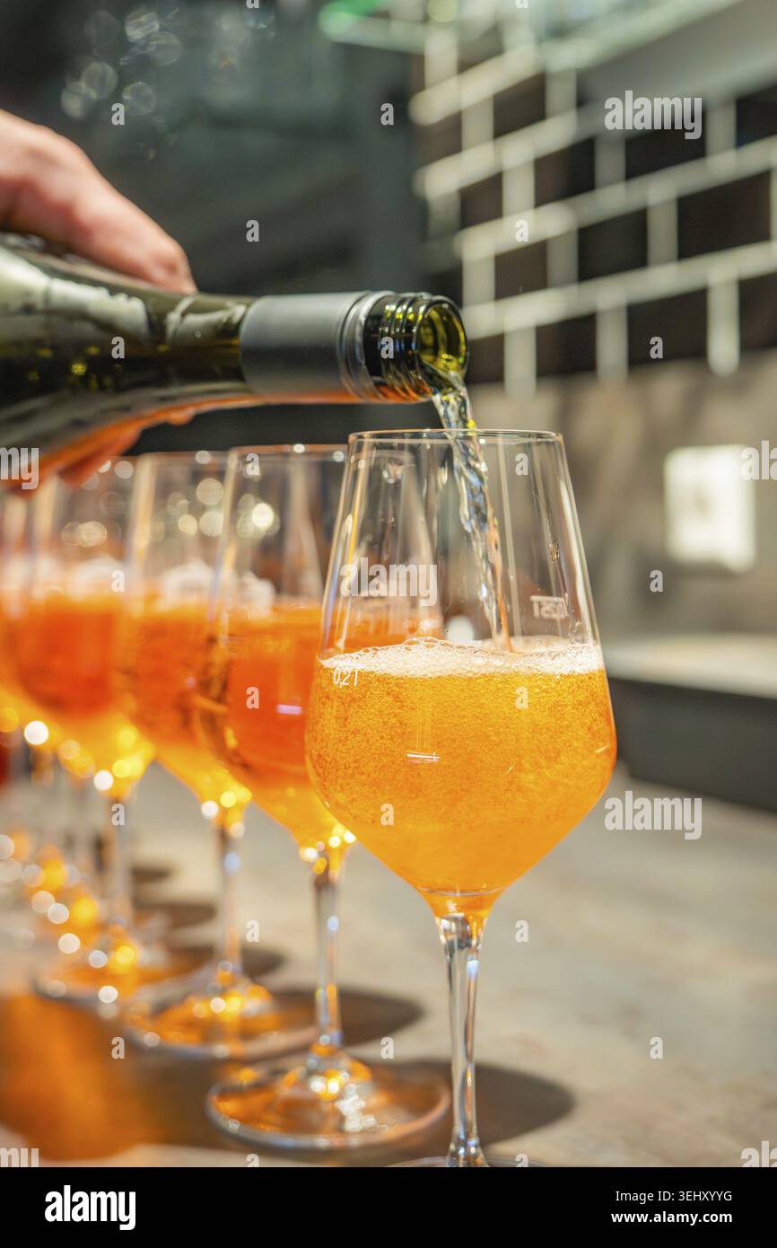 Una bevanda frizzante viene versata in bicchieri da aperitivo in un bar moderno, Cafe Kuh, Deckenpfronn, Germania Foto Stock