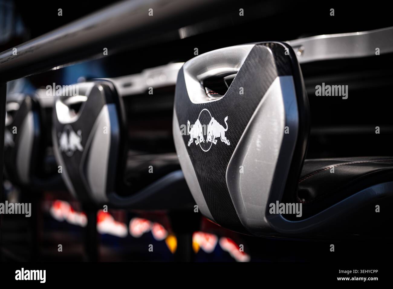 Primo piano dei sedili e dei poggiatesta della Red Bull Racing all'interno di un garage di Formula 1 durante il Gran Premio del Canada Foto Stock