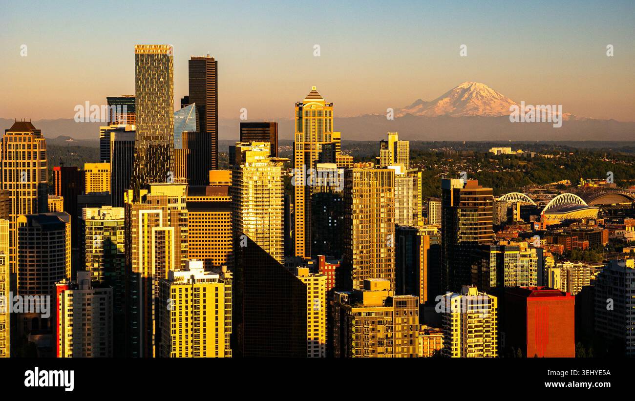Vista aerea di Seattle, Washington, skyline al tramonto, con grattacieli del centro e Mount Rainier nel pomeriggio Foto Stock