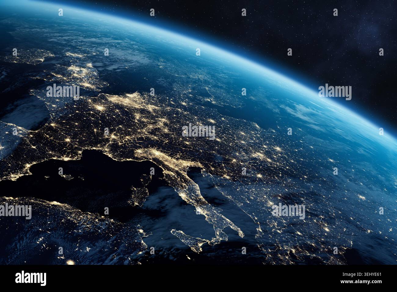 Pianeta Terra di notte nello spazio. L'Europa di notte. Europa meridionale, Italia, Spagna, Francia, Germania, Balcani, Monaco. Contiene elementi immagine della NASA. Foto Stock