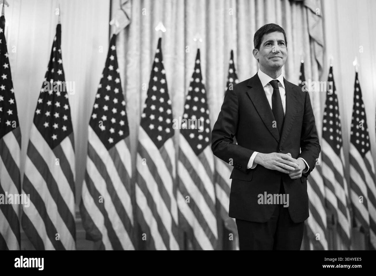 Kevin Warsh si trova davanti alle bandiere americane mentre presta giuramento come presidente della Federal Reserve nella East Room della Casa Bianca, 22 maggio 2026. Per gentile concessione della Casa Bianca. Foto Stock