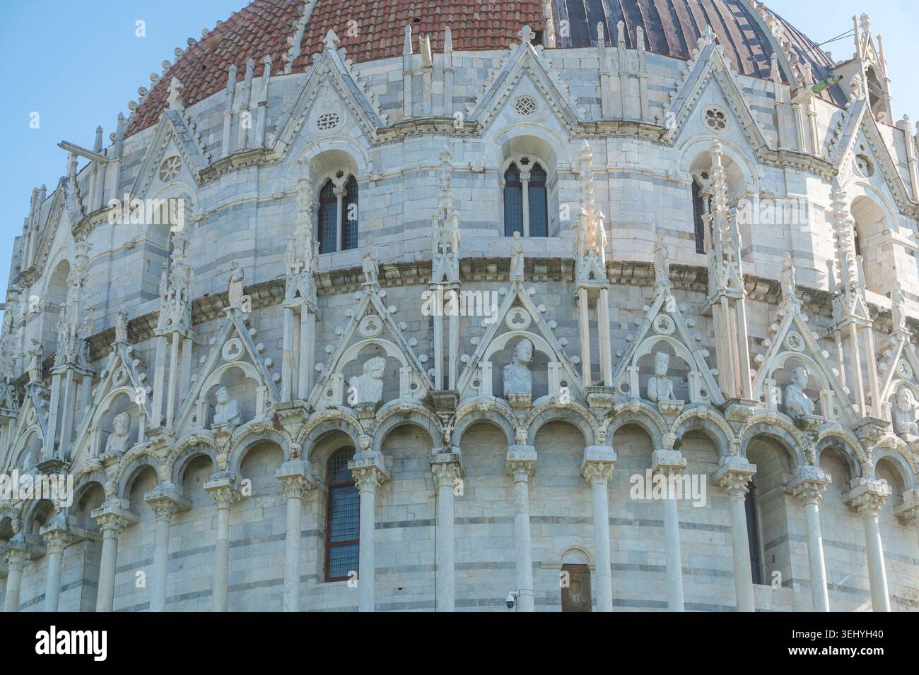 Pisa, Italia, 07.05.25, dettagliata facciata in marmo della storica cattedrale europea. Ideale per marchi di lusso, temi artigianali e design architettonico Foto Stock