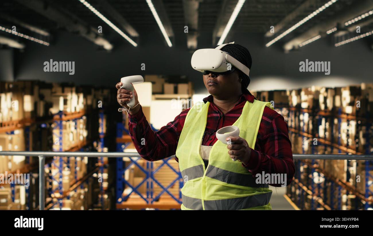 Personale di magazzino donna, che utilizza occhiali VR, software di simulazione, che supporta la consegna rapida e la gestione della catena di fornitura. Tecnologia di intelligenza artificiale industriale che aiuta la spedizione delle merci nello stabilimento. Foto Stock