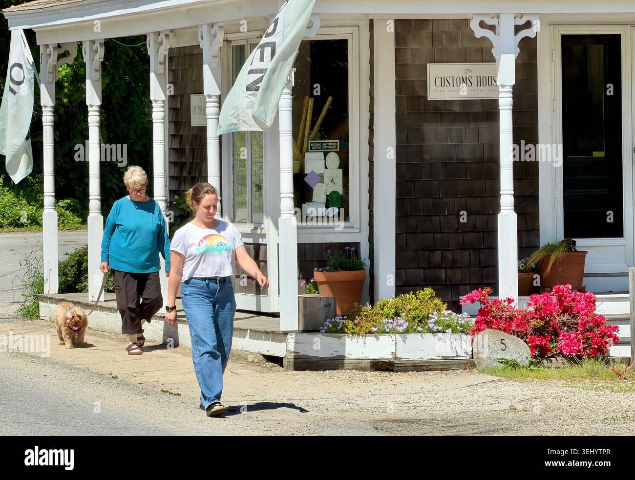 I pedoni passano davanti all'ex Customs House in Commercial Street, Wellfleet, Cape Cod, Massachusetts - Immagine stock catturata con smartphone