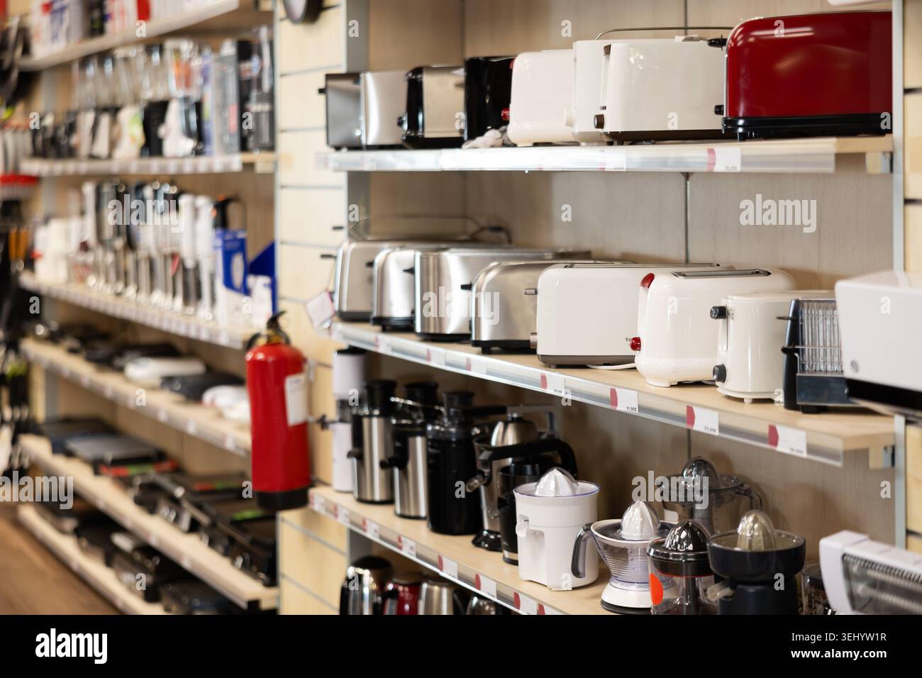 Foto di vari tostapane e spremiagrumi da cucina nel negozio di elettrodomestici Foto Stock