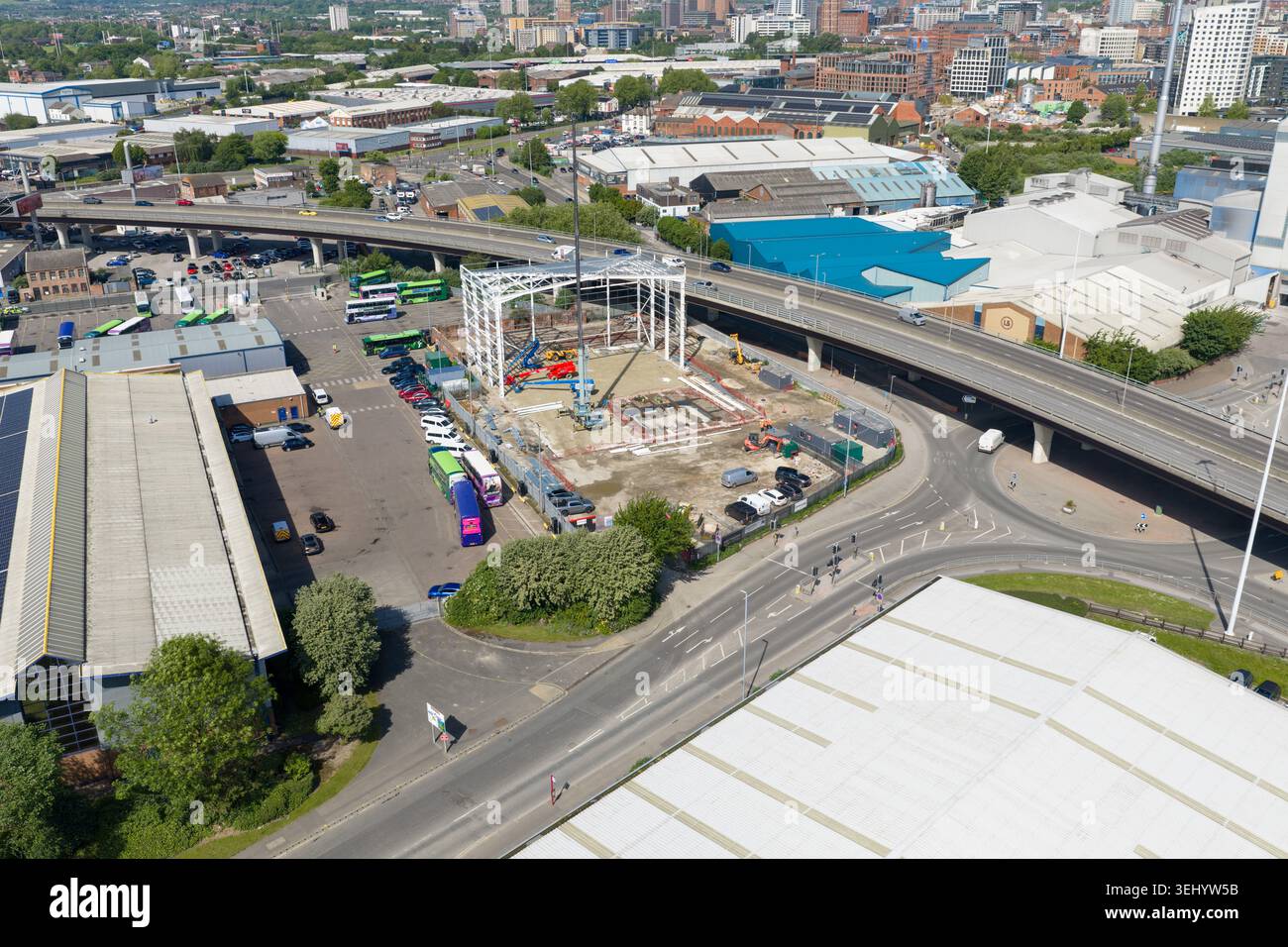 Leeds, Regno Unito, 22 maggio 2026: Veduta aerea di un nuovo edificio commerciale in costruzione accanto alla Leeds Inner Ring Road a Leeds West Yorkshire U Foto Stock