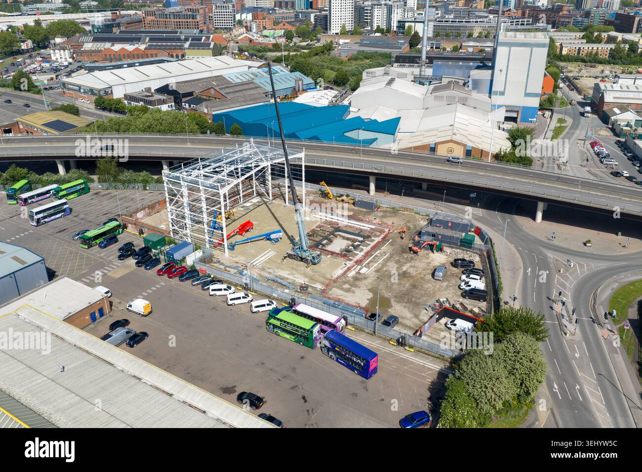 Leeds, Regno Unito, 22 maggio 2026: Veduta aerea di un nuovo edificio commerciale in costruzione accanto alla Leeds Inner Ring Road a Leeds West Yorkshire U Foto Stock