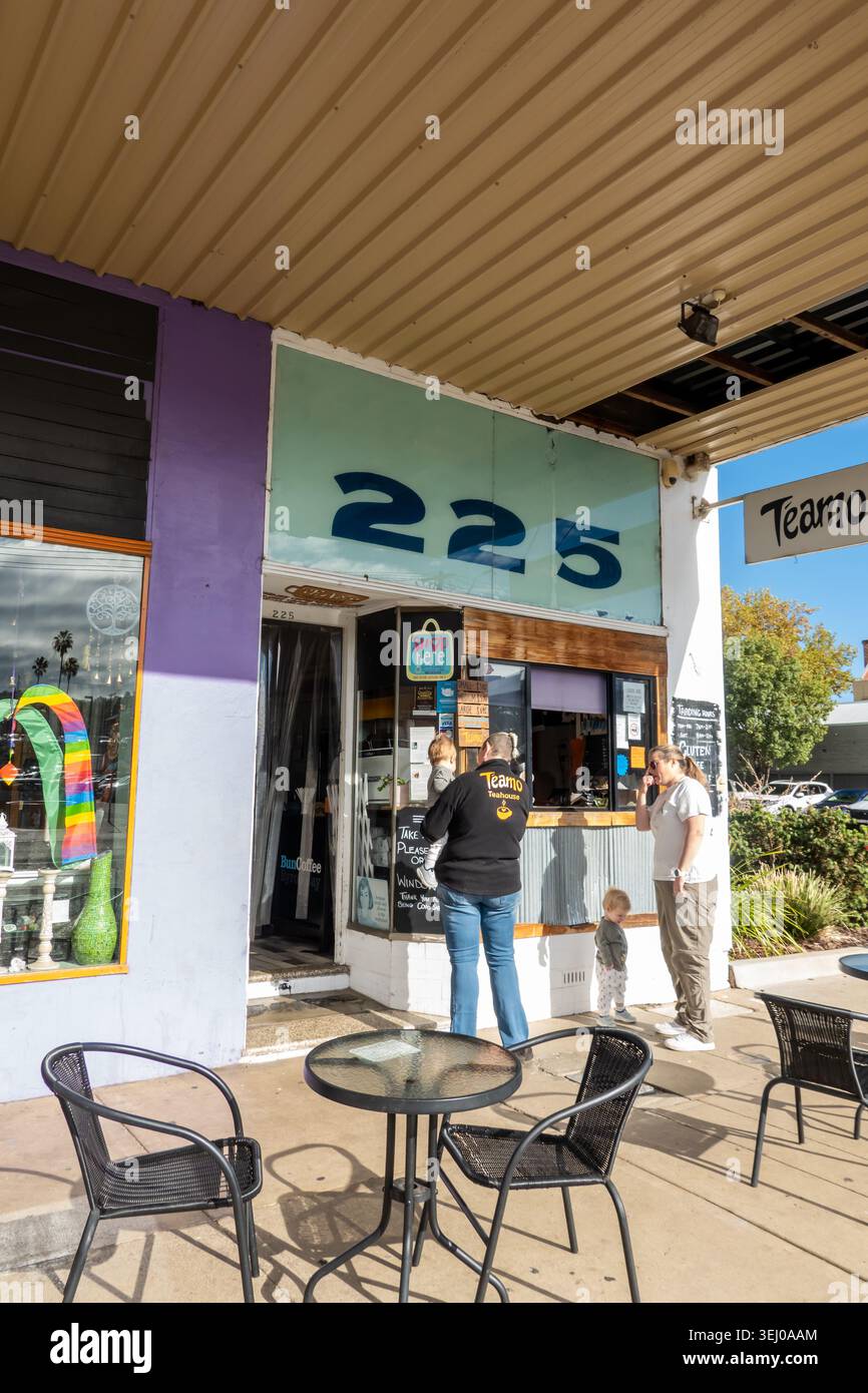 La famiglia aspetta alla vetrina del bar lato marciapiede per uno spuntino e un caffè mattutino, Tamworth Australia. Foto Stock