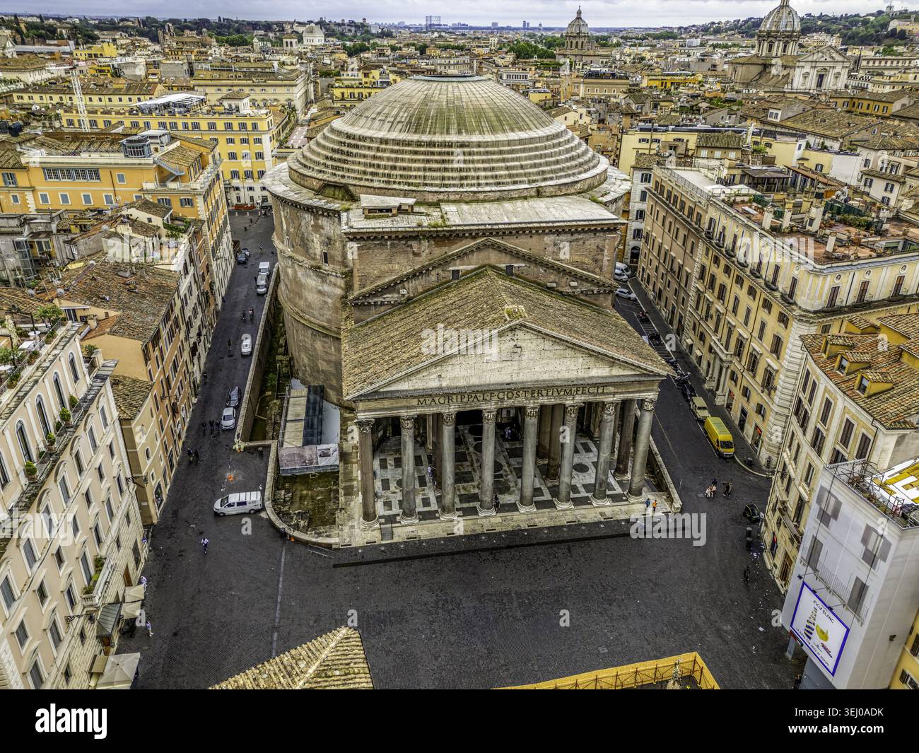 Roma, Italia - 20 maggio 2024: Vista aerea del Pantheon con la sua iconica cupola e l'antico portico circondato da edifici storici e stradine strette. Foto Stock