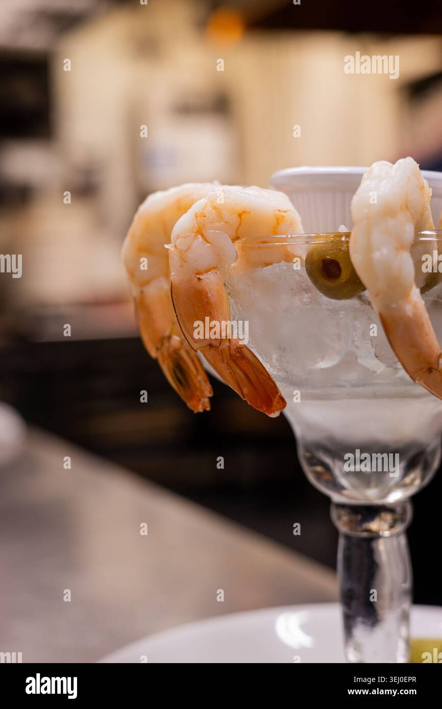 Close up di un cocktail di gamberetti guarnito con olive. Questo cocktail è un antipasto classico nei ristoranti Foto Stock