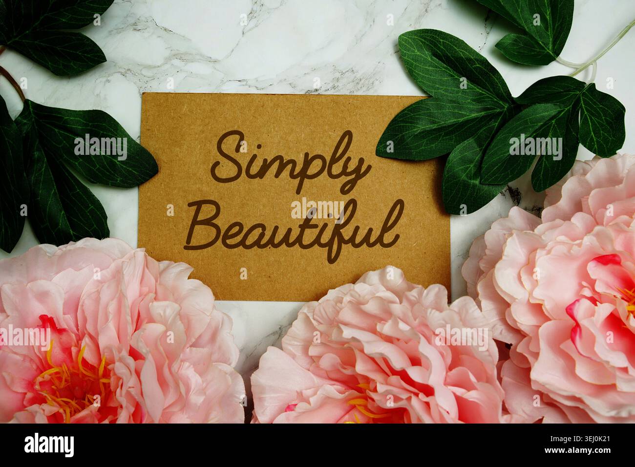 Testo semplicemente bellissimo con fiore rosa su sfondo in marmo Foto Stock