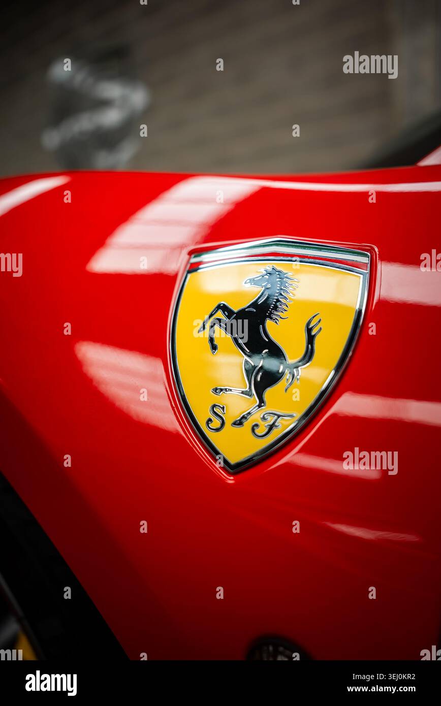 Cresta cavallino Ferrari con iniziali SF su 488 Spider lucido Foto Stock