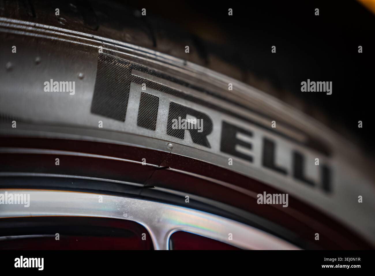 Macro della parete laterale dello pneumatico Pirelli su cerchi in lega lucidata, Porsche 911 Foto Stock