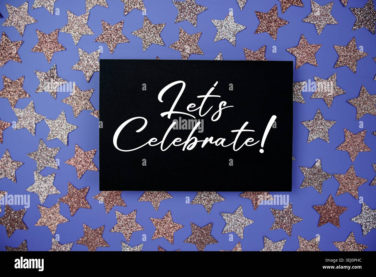Festeggiamo! testo su scheda di carta con decorazione a stella glitter piatto su sfondo viola Foto Stock