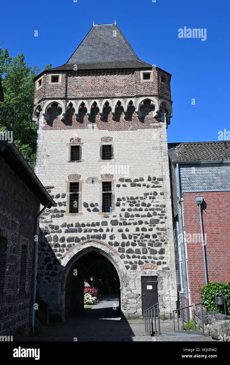Torre e arcata d'ingresso sulle mura della città a Zons, vicino Neuss, Germania. Foto Stock