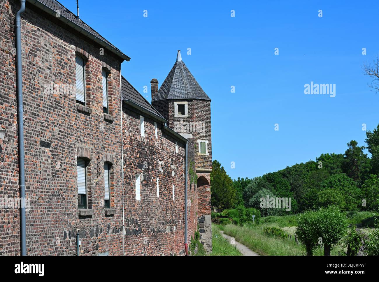 Dietro l'angolo della torre e delle mura cittadine a Zons, vicino a Dormagen, Germania Foto Stock