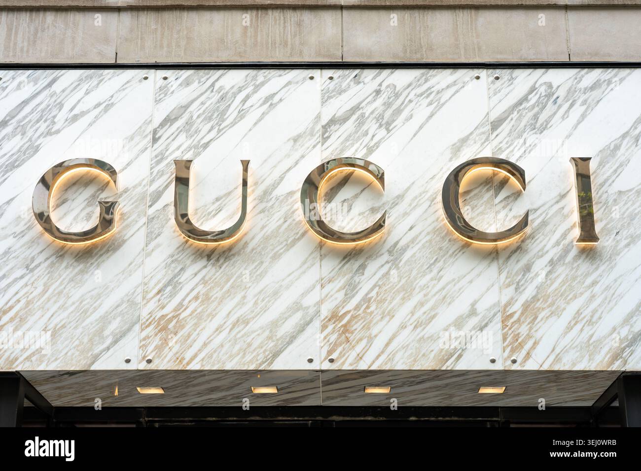 Toronto, Canada - 12 maggio 2026: Cartello Gucci Storefront sulla facciata in marmo di Toronto Foto Stock