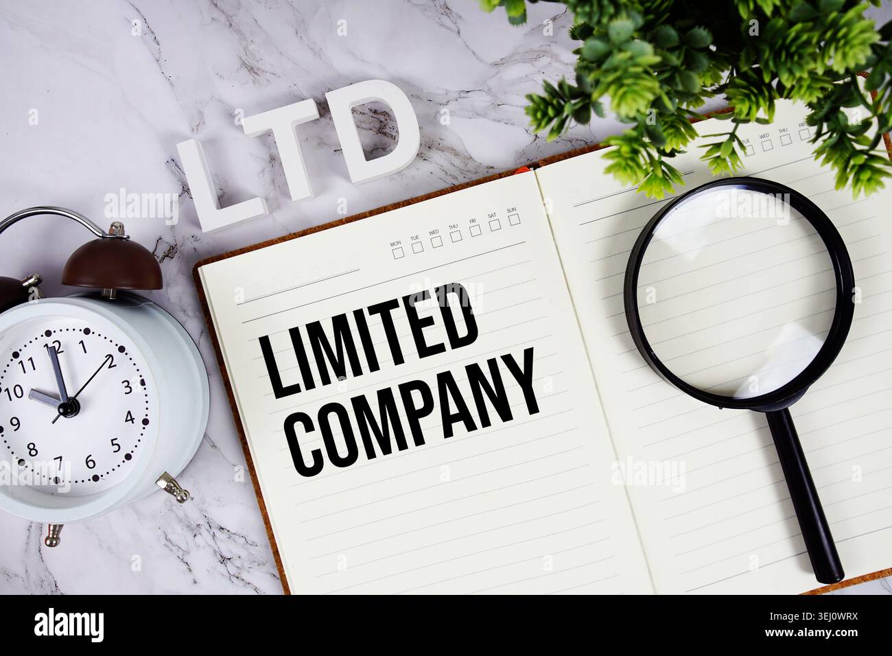 LTD - Limited Company acronimo su blocco note, background concetto aziendale Foto Stock