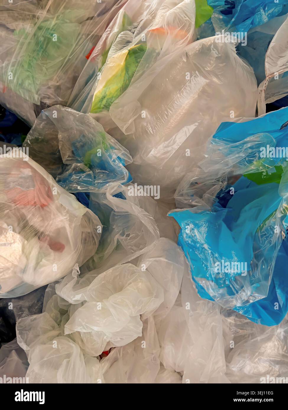 Sacchetti di plastica usati presso un impianto di riciclaggio. I sacchetti vengono smistati e preparati per il processo di riciclaggio. Foto Stock