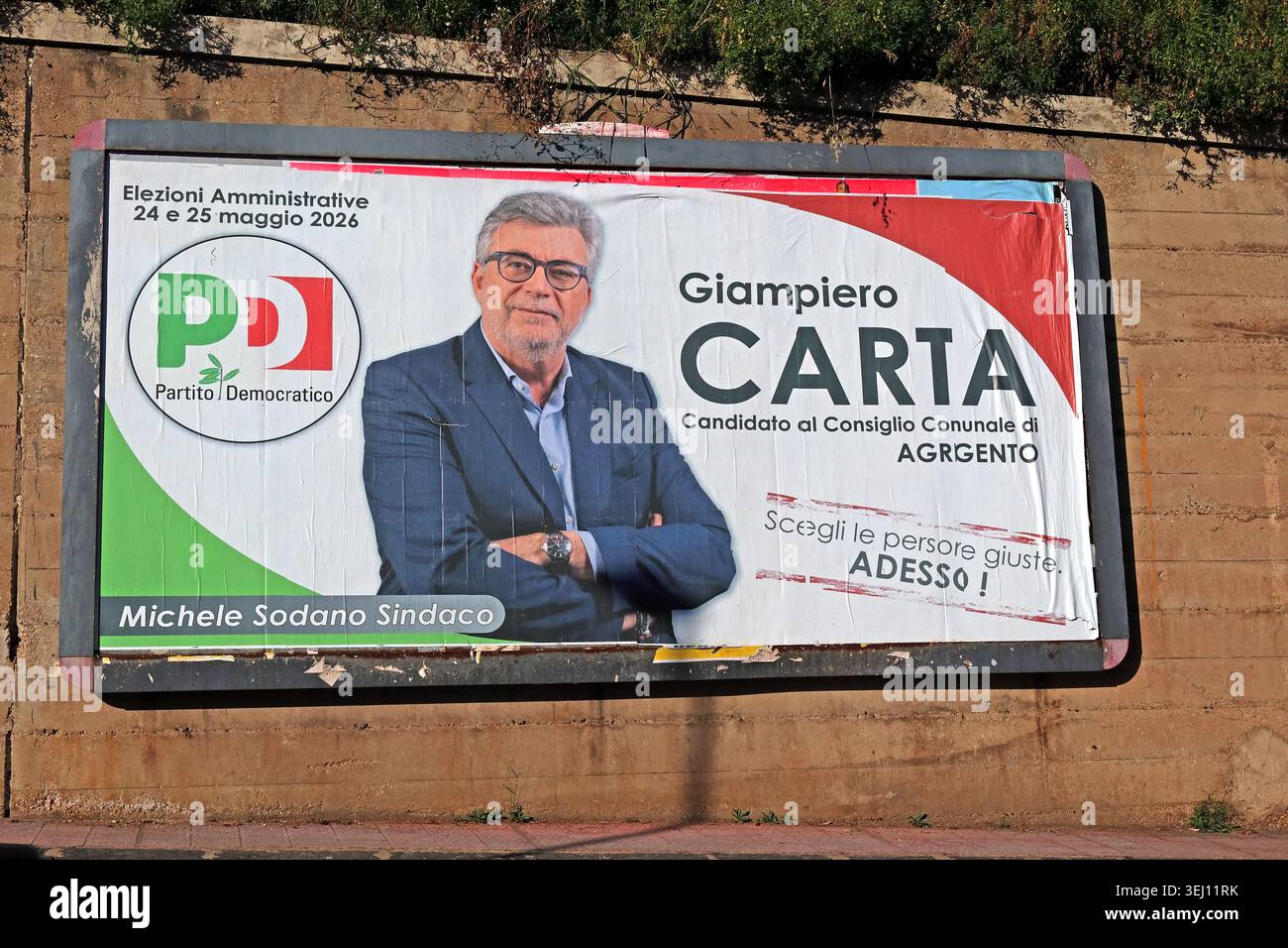 Poster della campagna elettorale del Consiglio Comunale di Agrigento di Giampiero Carta, Sicilia, Italia, maggio 2026. Foto Stock