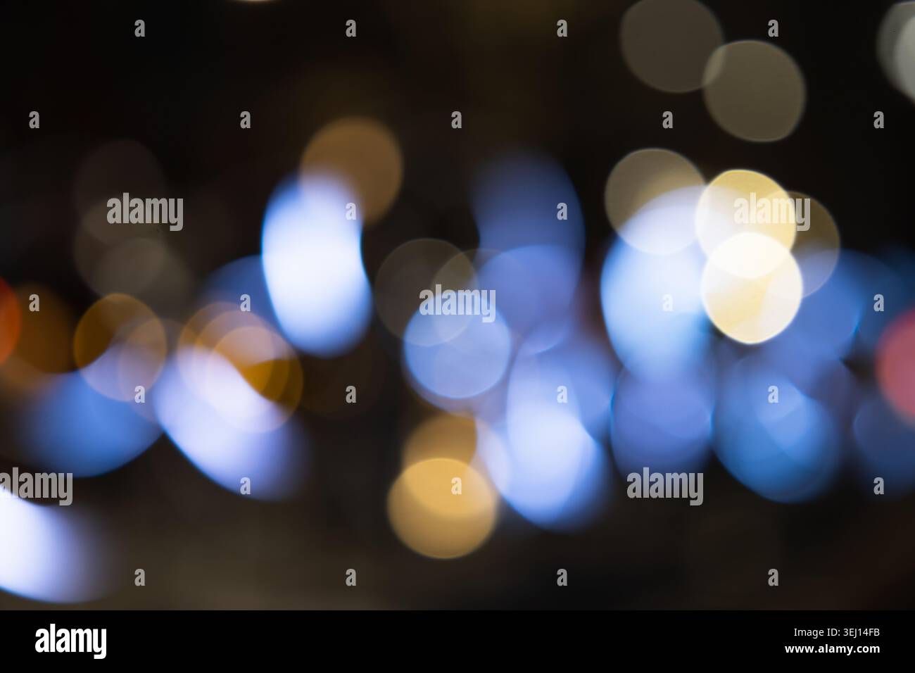 Bokeh blu astratto e oro si illumina su sfondo scuro Foto Stock
